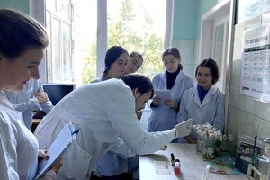 Старший лаборант Ерыганов К. В. и студенты группы БИО-49 за выявлением микотоксинов методом ИФА